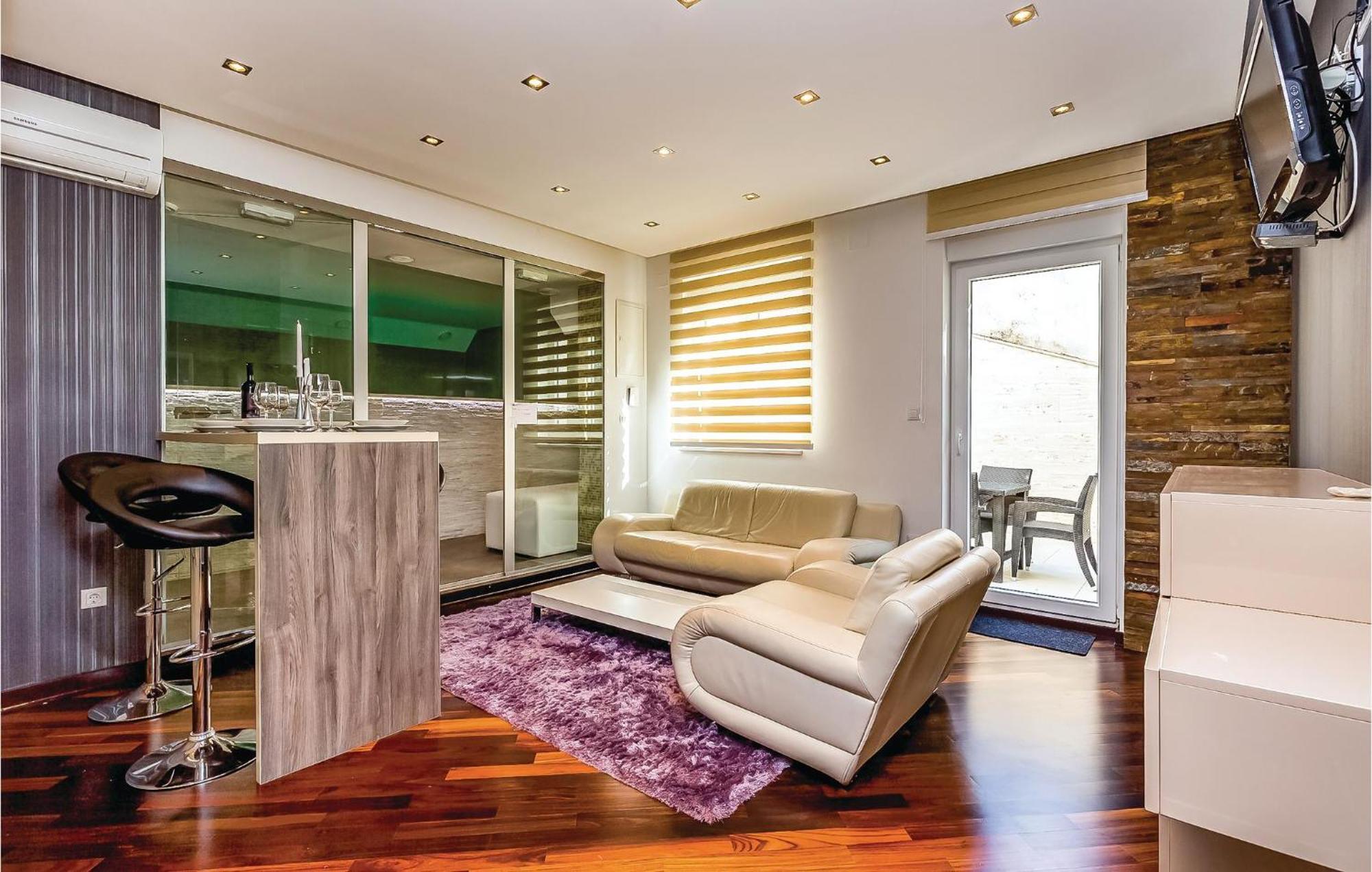 2 Bedroom Lovely Apartment In Crikvenica Esterno foto