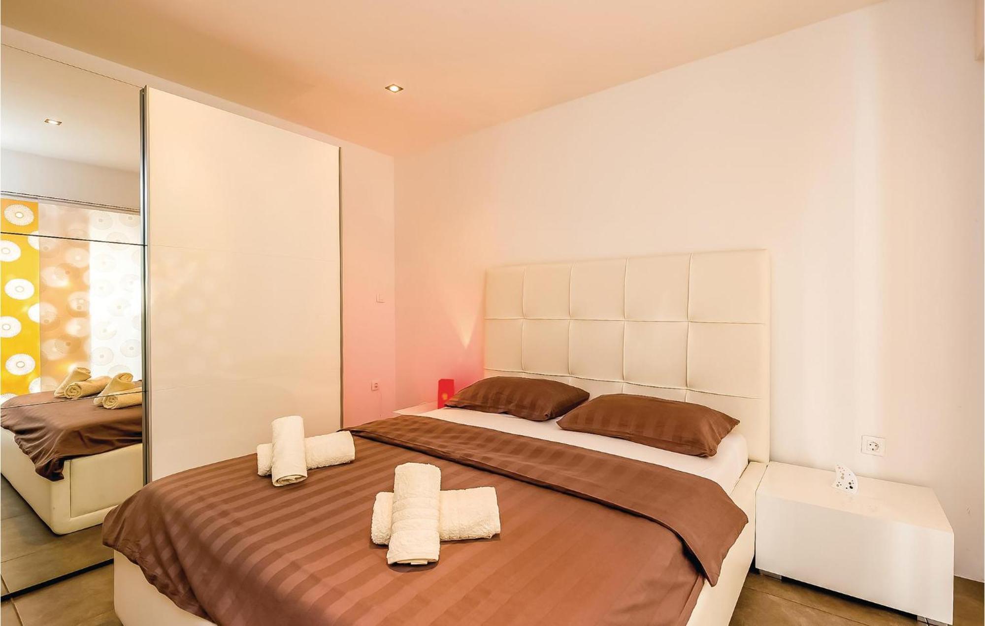 2 Bedroom Lovely Apartment In Crikvenica Esterno foto