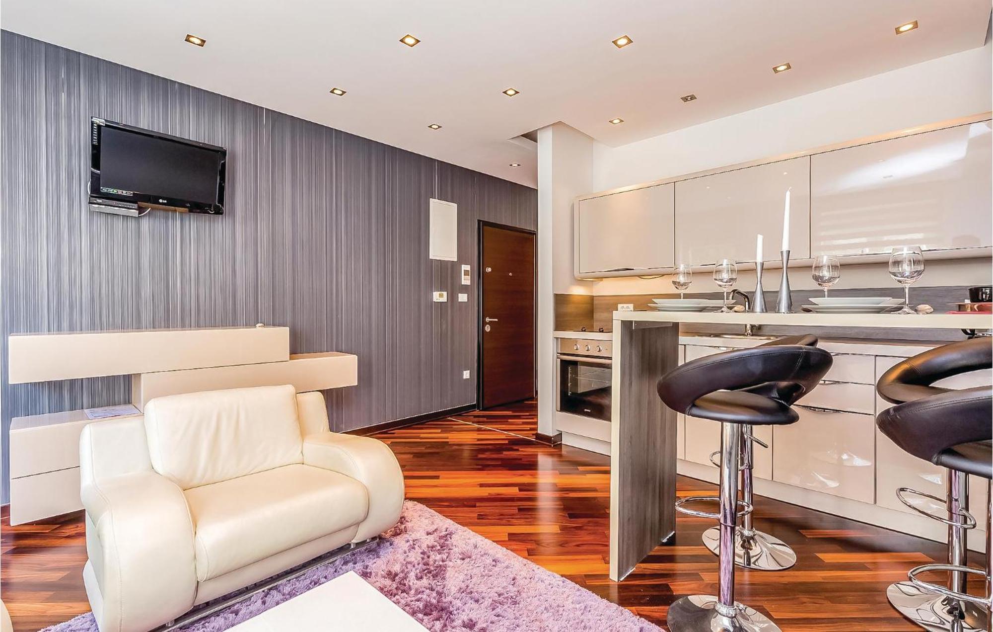 2 Bedroom Lovely Apartment In Crikvenica Esterno foto