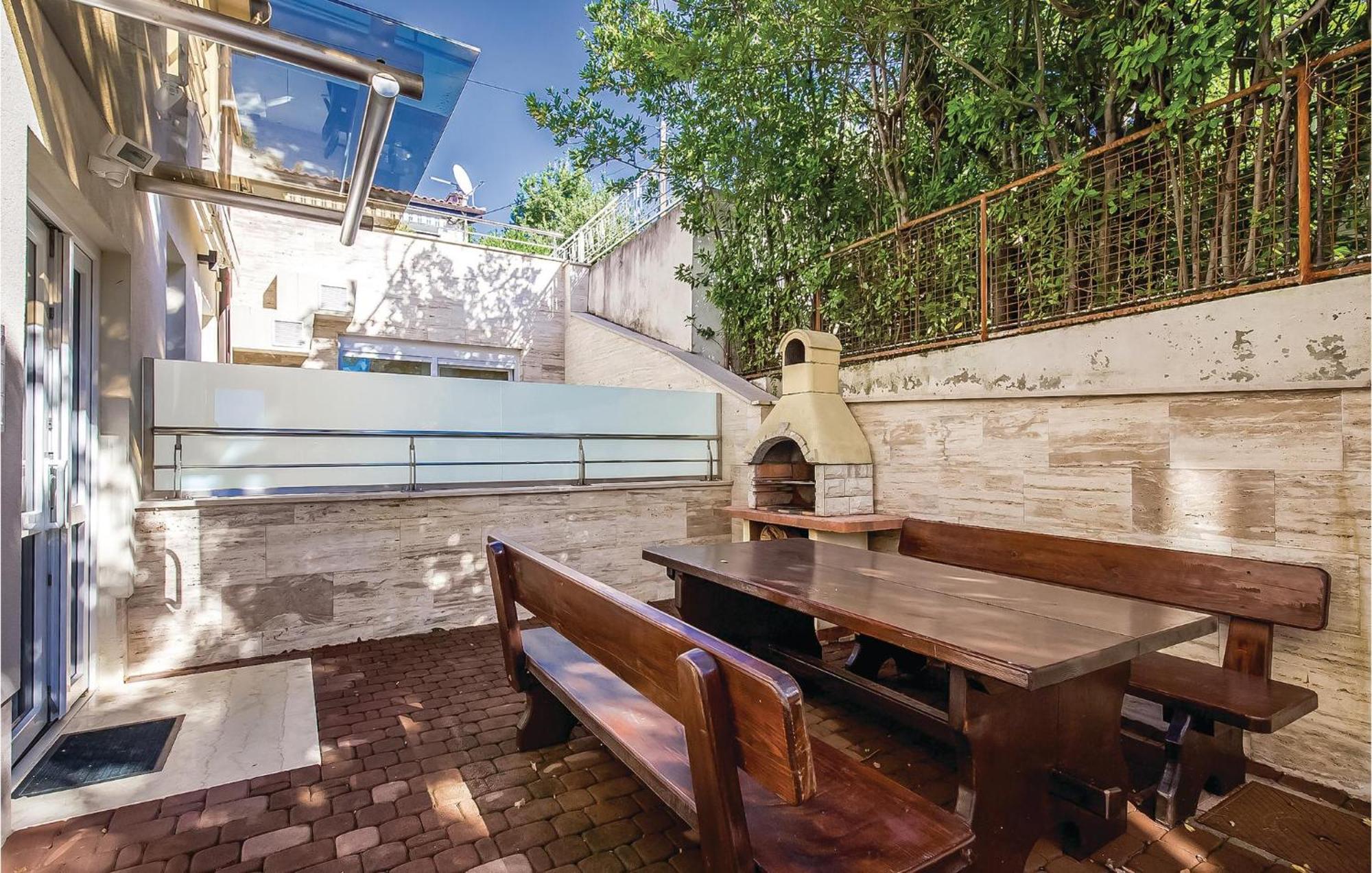 2 Bedroom Lovely Apartment In Crikvenica Esterno foto