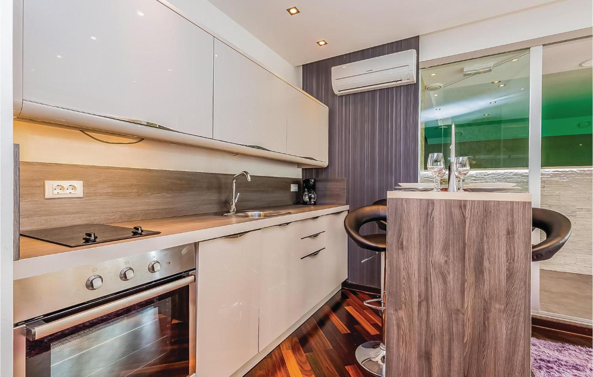 2 Bedroom Lovely Apartment In Crikvenica Esterno foto