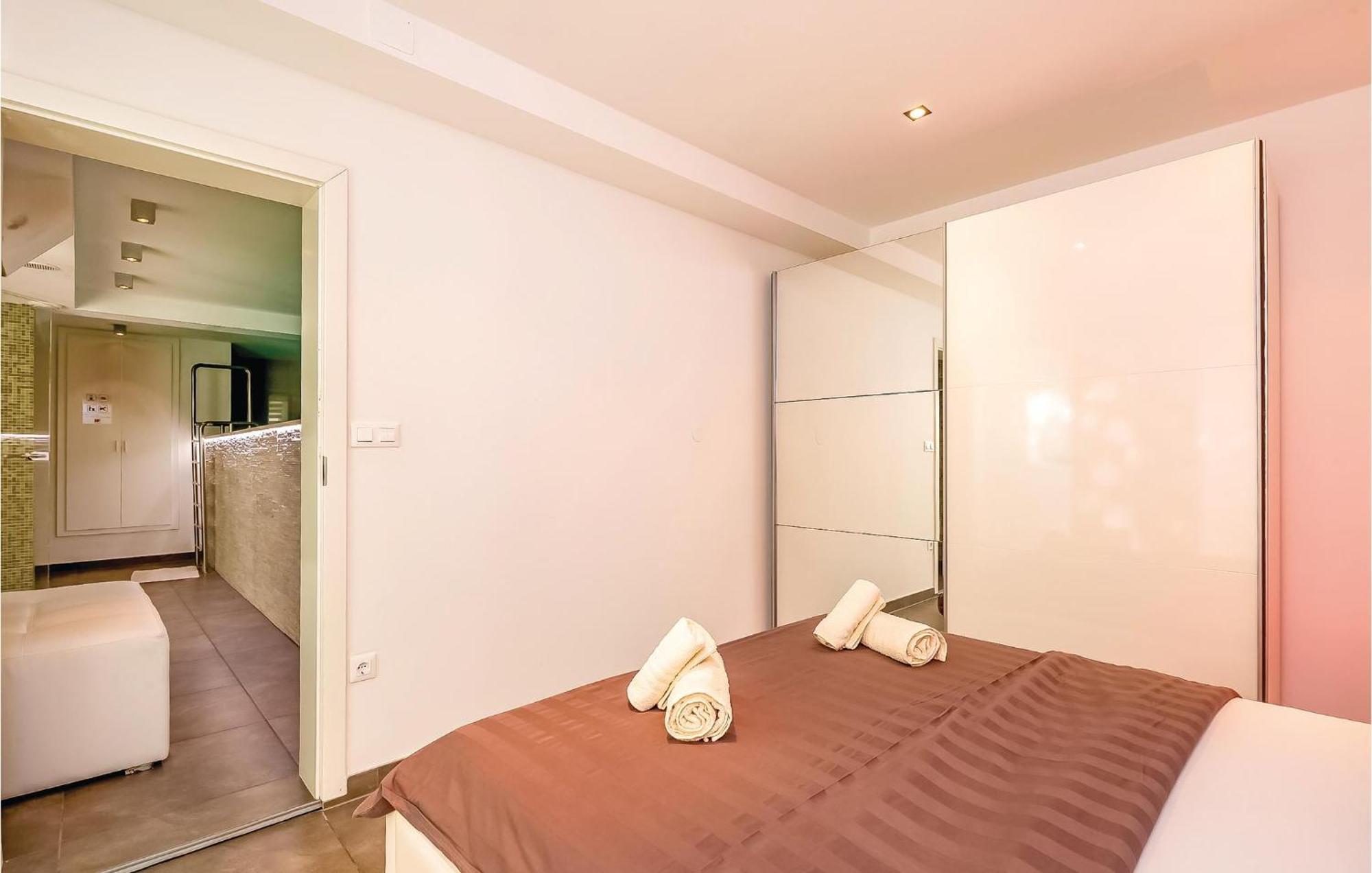 2 Bedroom Lovely Apartment In Crikvenica Esterno foto